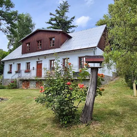 Knezice 25, V Krkonosich Ferienhaus *